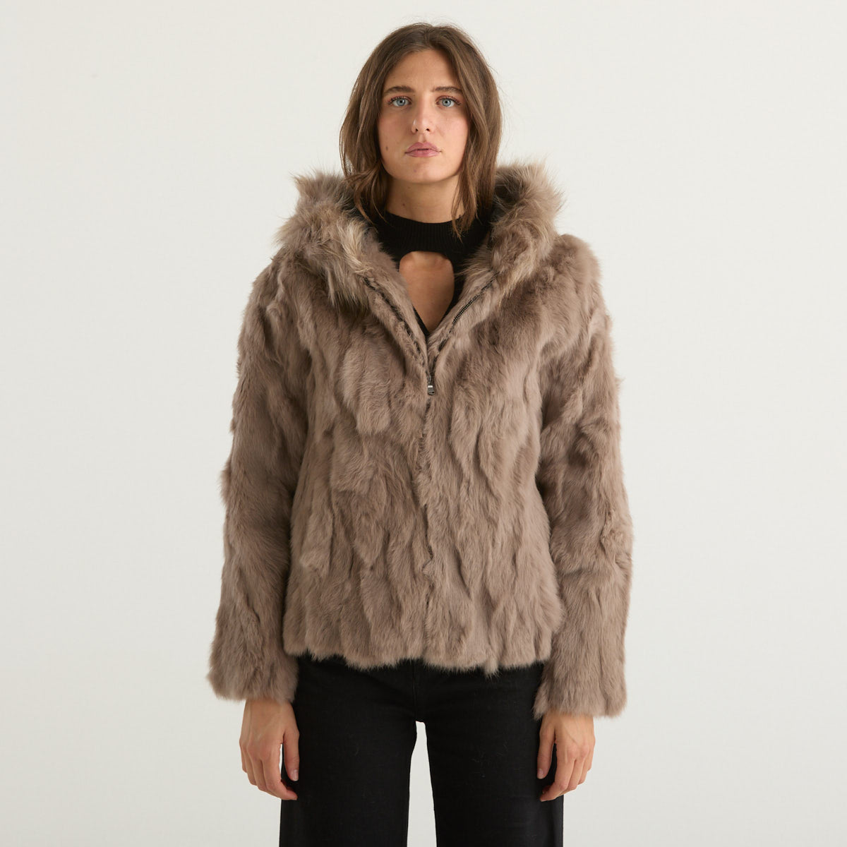 Blanche pelliccia in lapin con cappuccio tortora