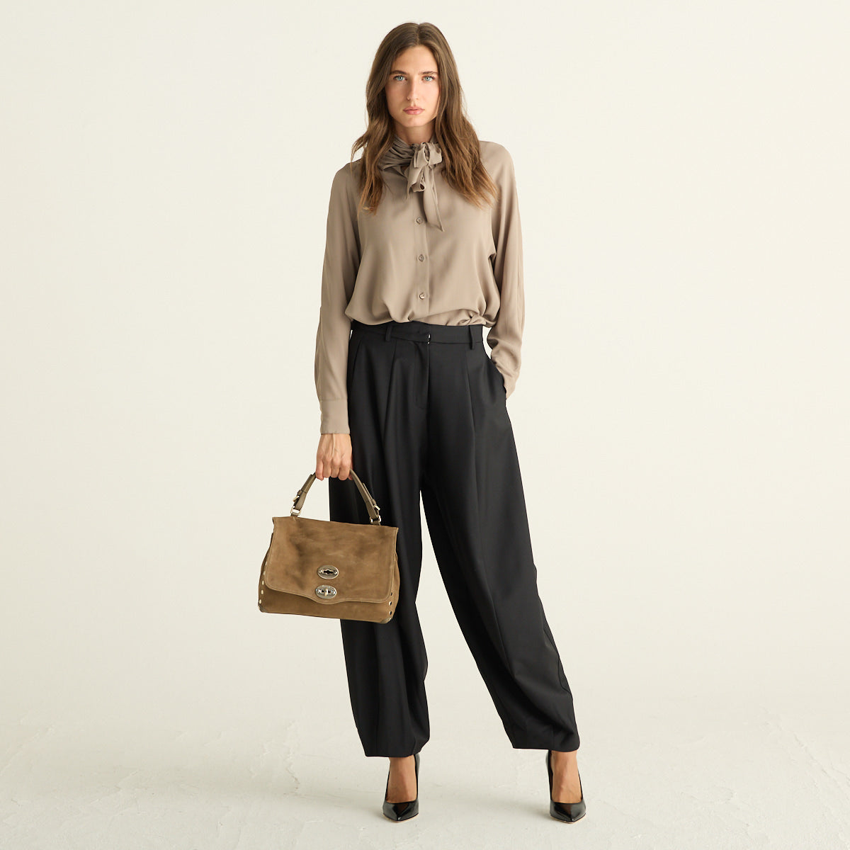 Mei Mei J Camicia Donna Beige Tortora con Fiocco al Collo e Maniche Lunghe