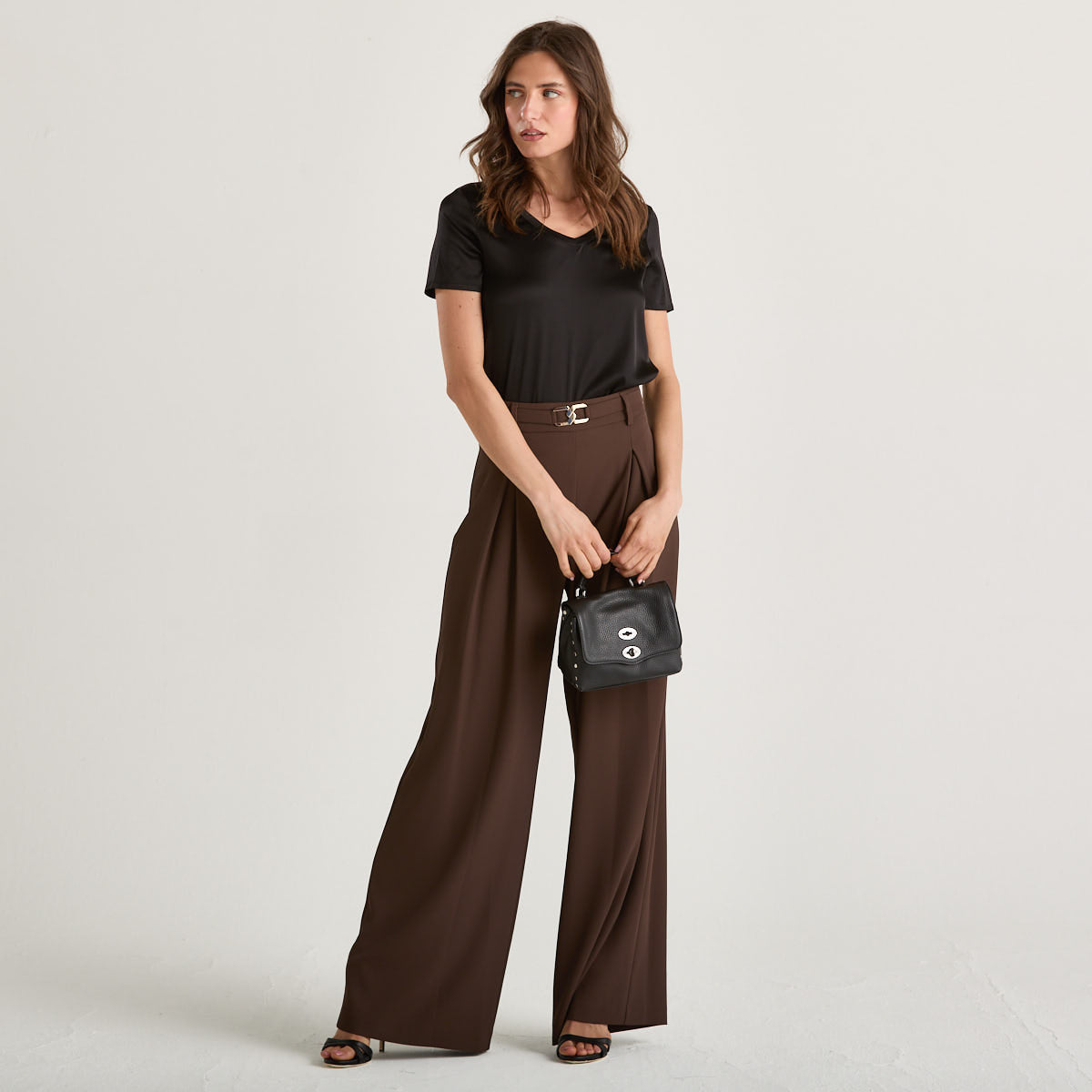Relish t-shirt scollo a v in tessuto nero