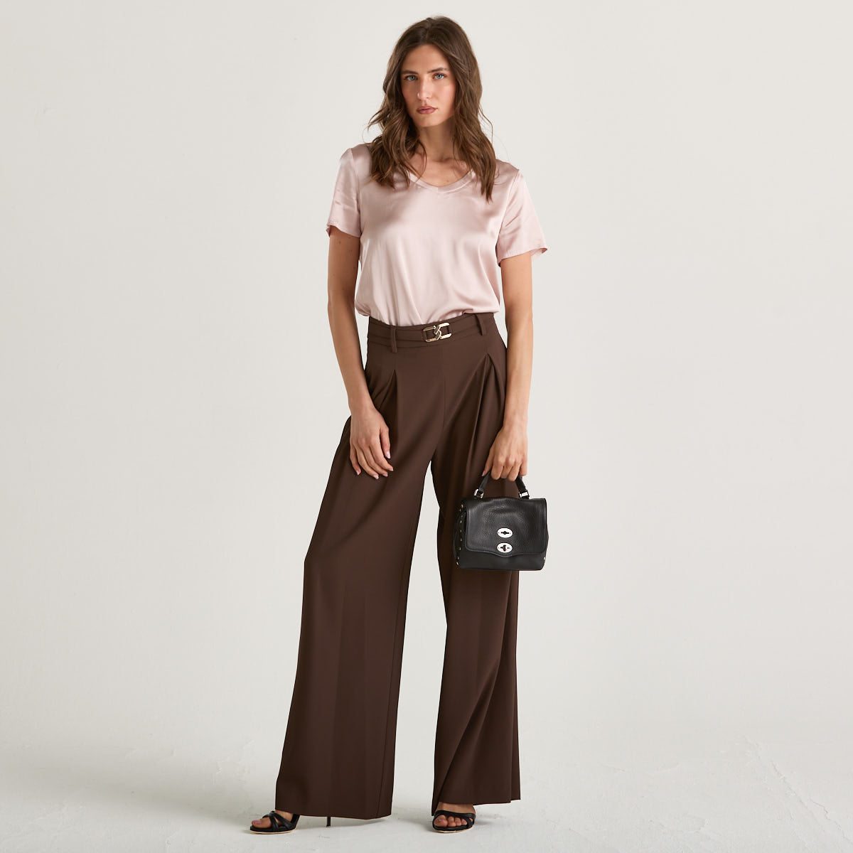 Relish t-shirt scollo a v in tessuto cipria