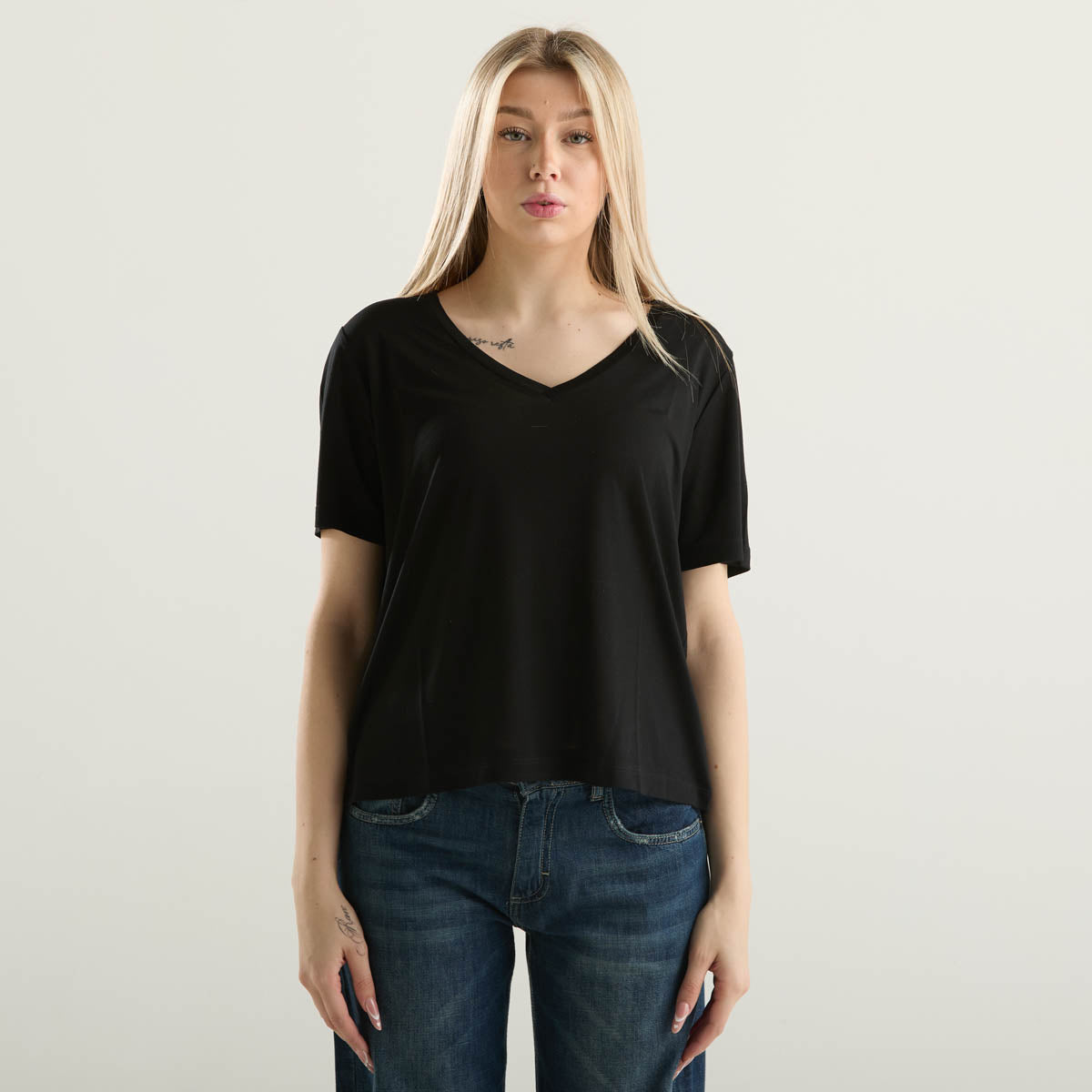 Dondup t-shirt scollo V in tessuto nera