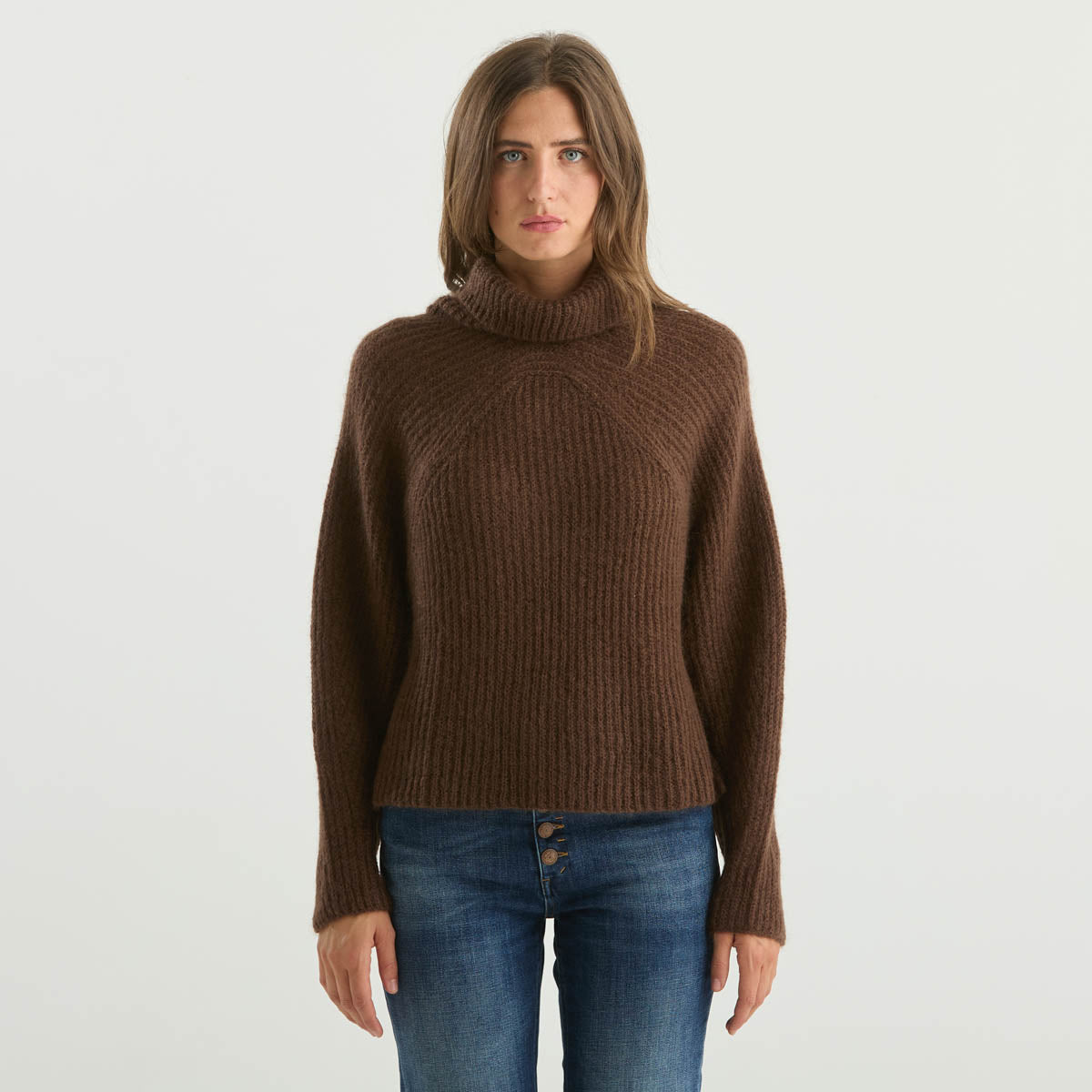 Solotre maglione morbido a collo alto marrone