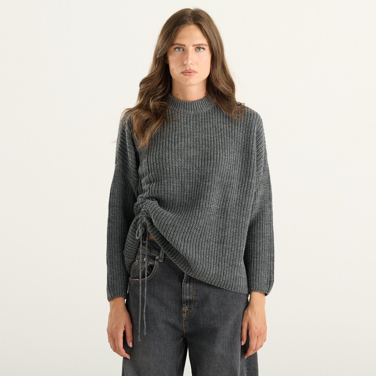 Haveone maglia donna grigia a coste con collo alto e coulisse laterale