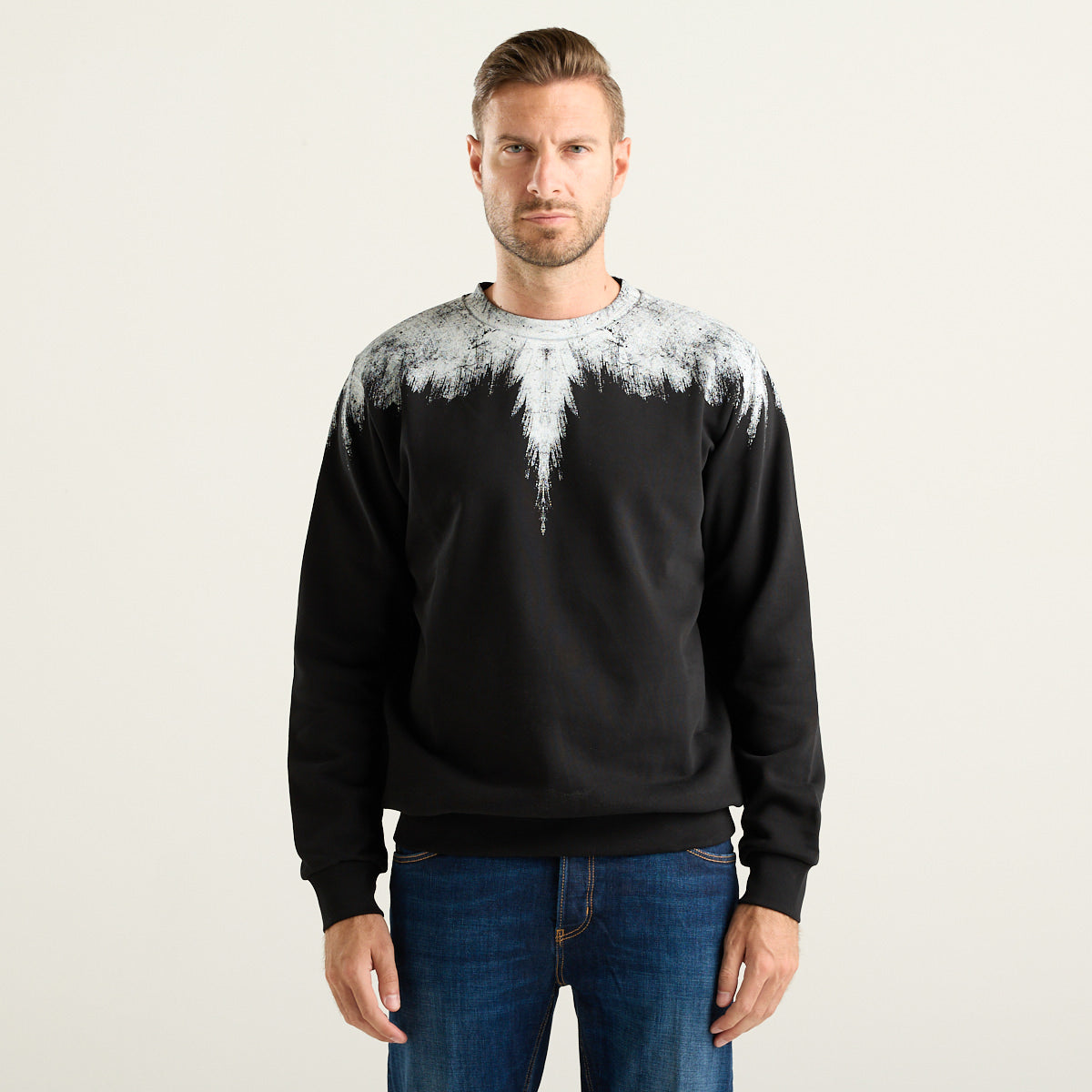 Marcelo Burlon Wings Felpa Uomo Nera con Stampa Bianca