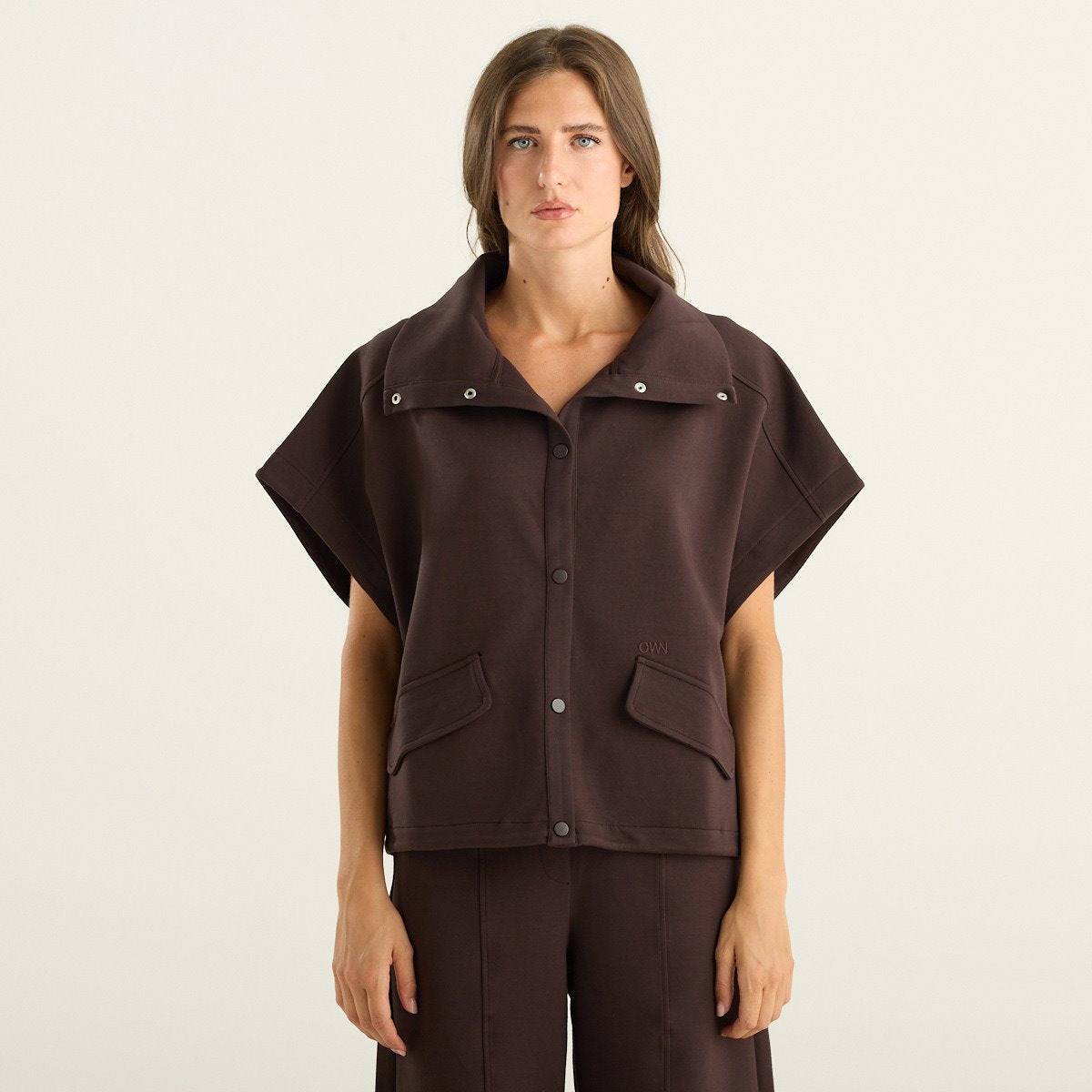 OWN gilet donna marrone con collo alto e bottoni automatici