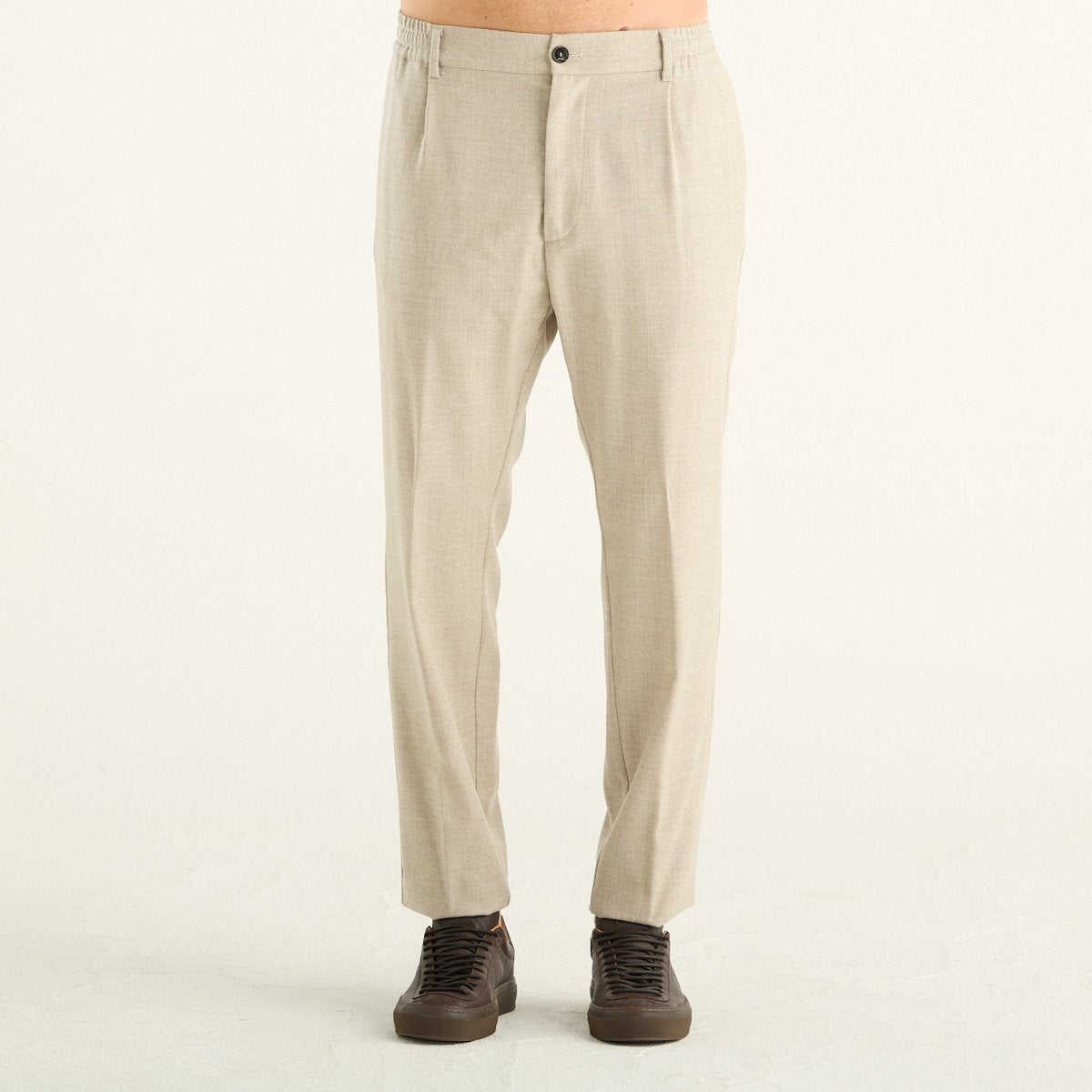 Pantalone uomo beige con pinces e vita elasticizzata