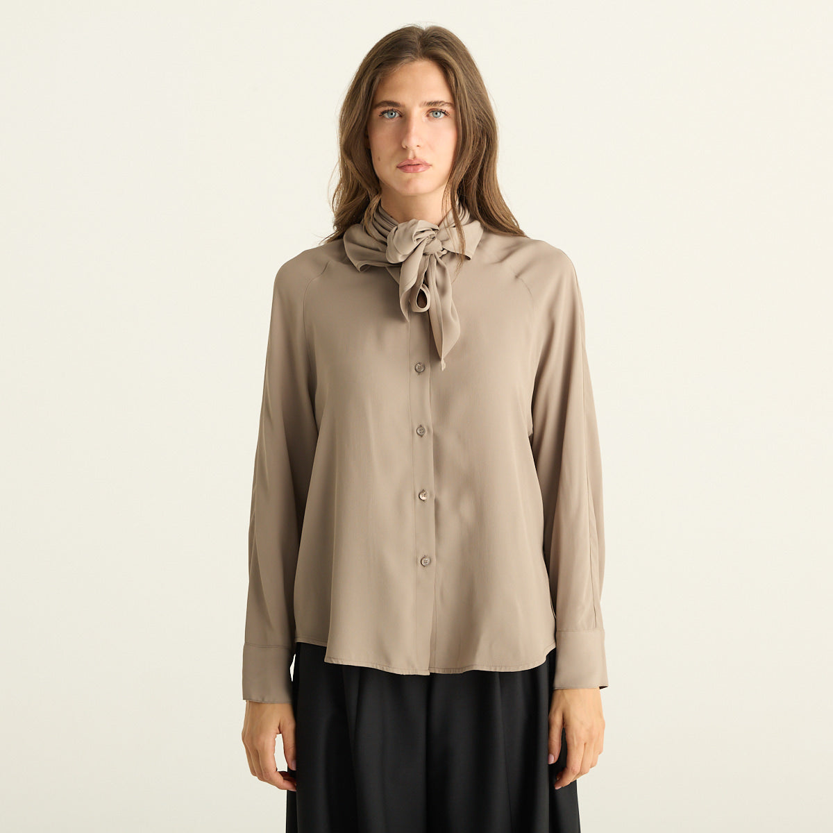 Mei Mei J Camicia Donna Beige Tortora con Fiocco al Collo e Maniche Lunghe