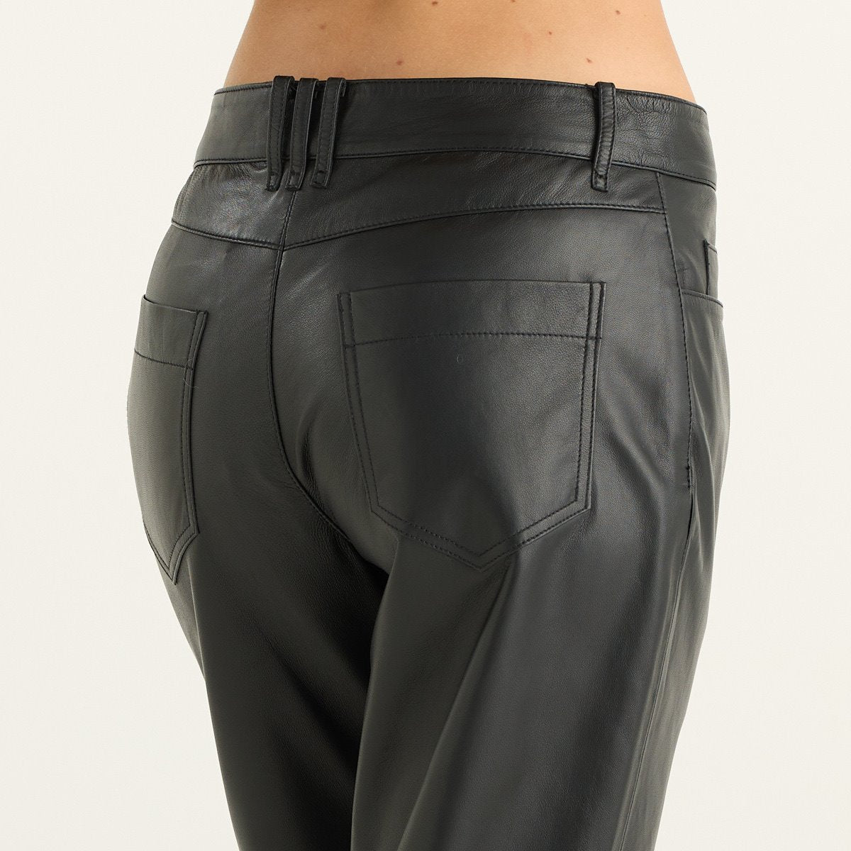 Solo Tre pantalone donna nero in pelle di agnello a gamba dritta