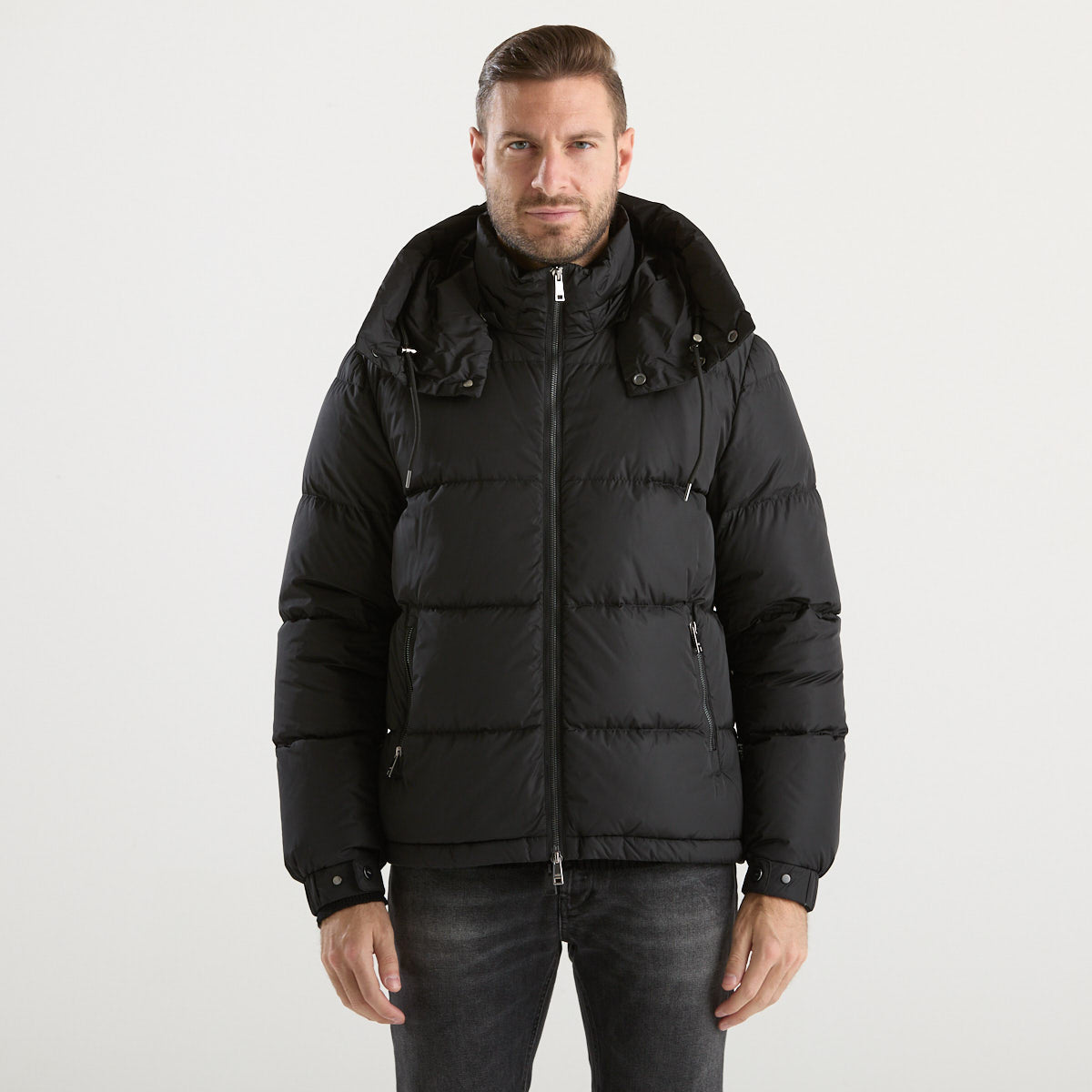 Add piumino cortro con cappuccio tessuto nero