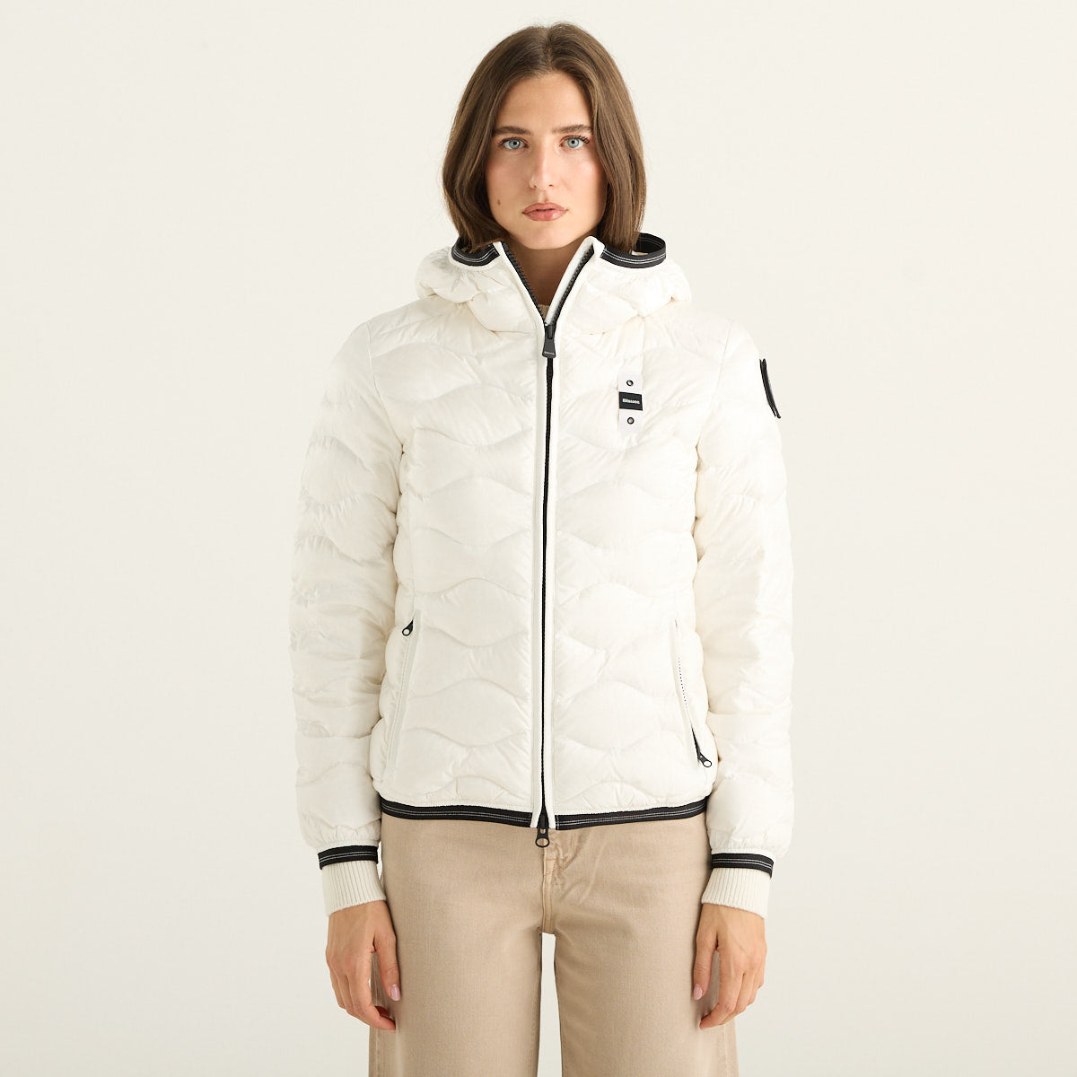 Blauer Piumino Donna Bianco con Cappuccio, Trapuntatura Ondulata e Zip a Contrasto