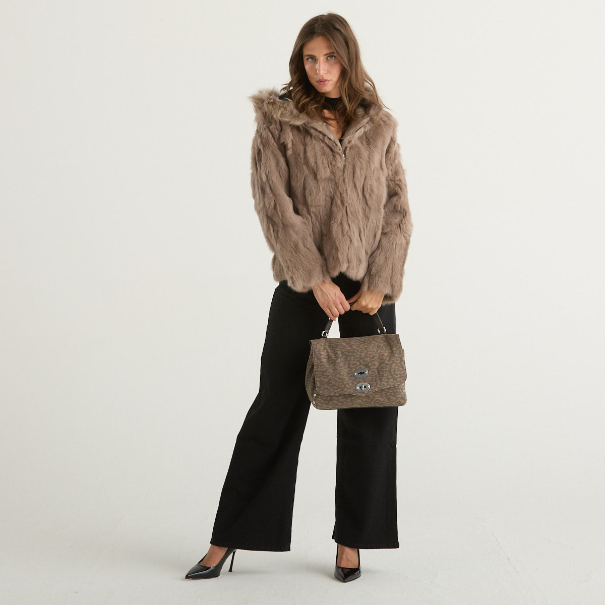 Blanche pelliccia in lapin con cappuccio tortora