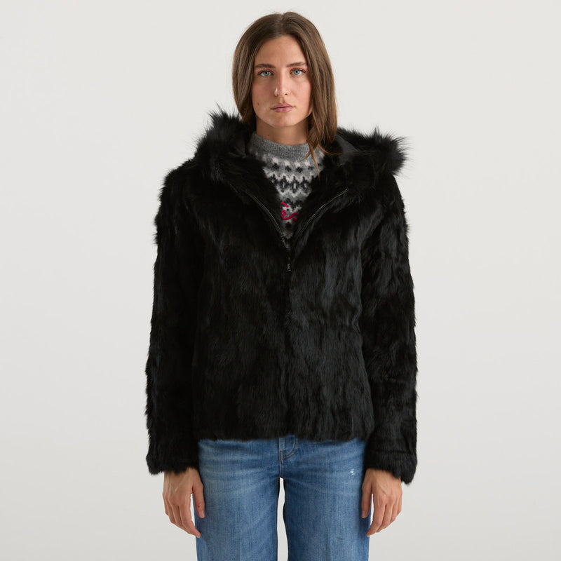 Blanche pelliccia in lapin con cappuccio nero