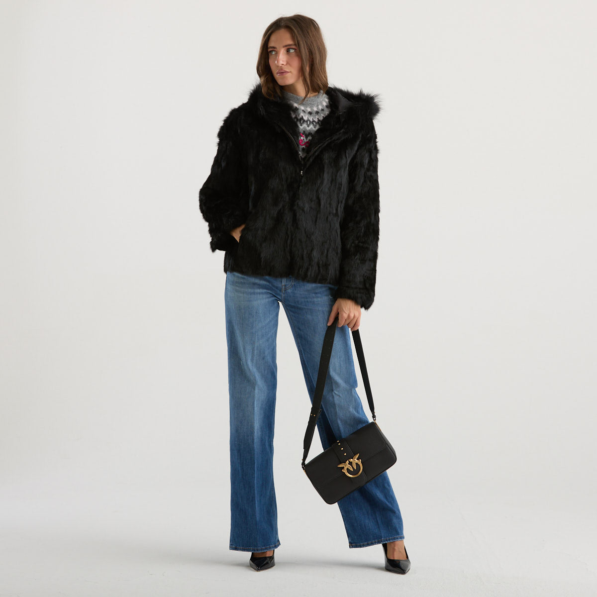 Blanche pelliccia in lapin con cappuccio nero