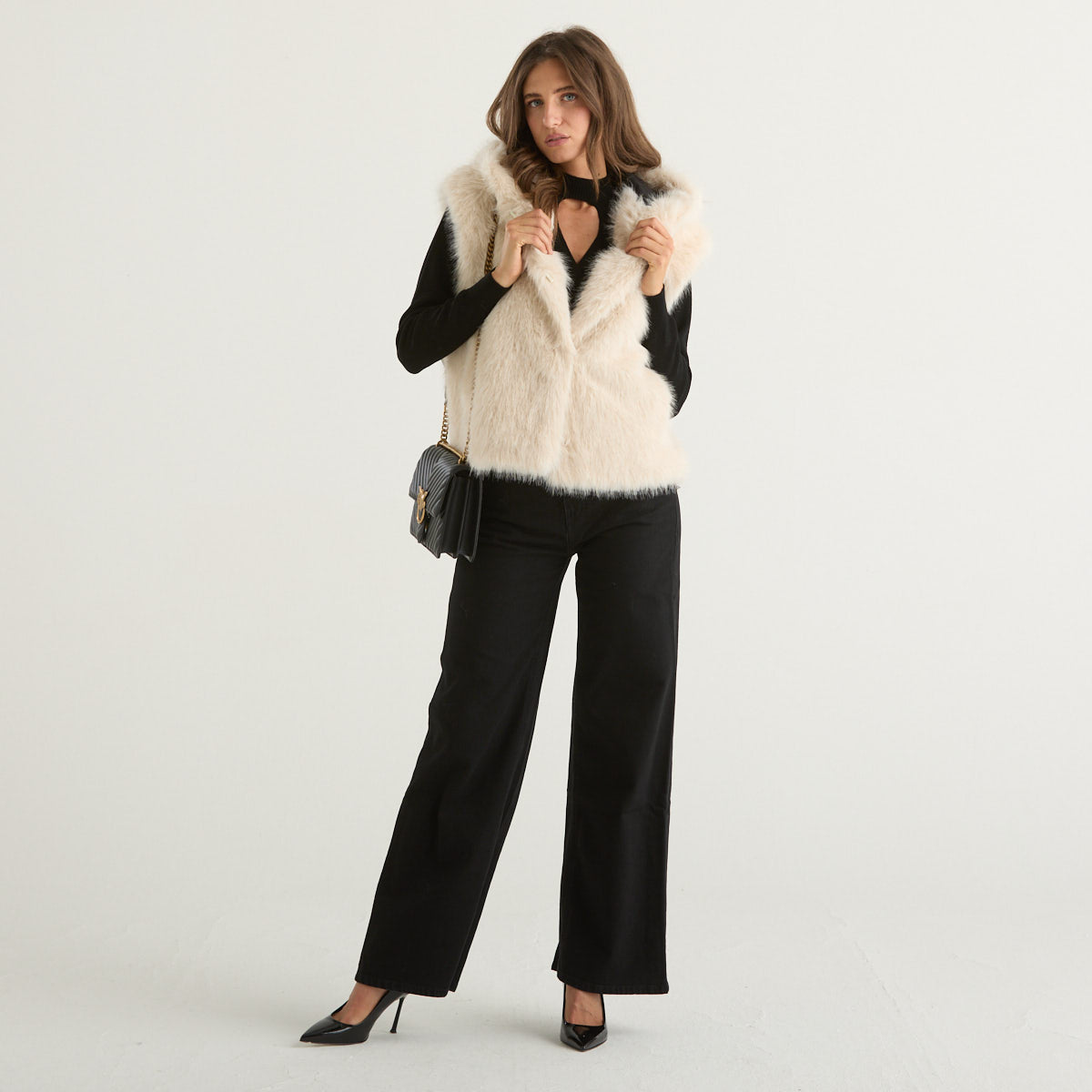Blanche gilet in eco pelliccia con cappuccio panna