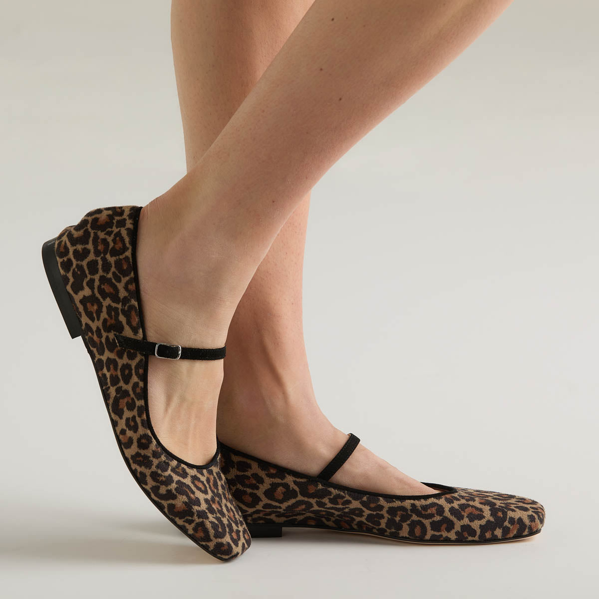 Anna F. ballerina con fibbia in camoscio maculata