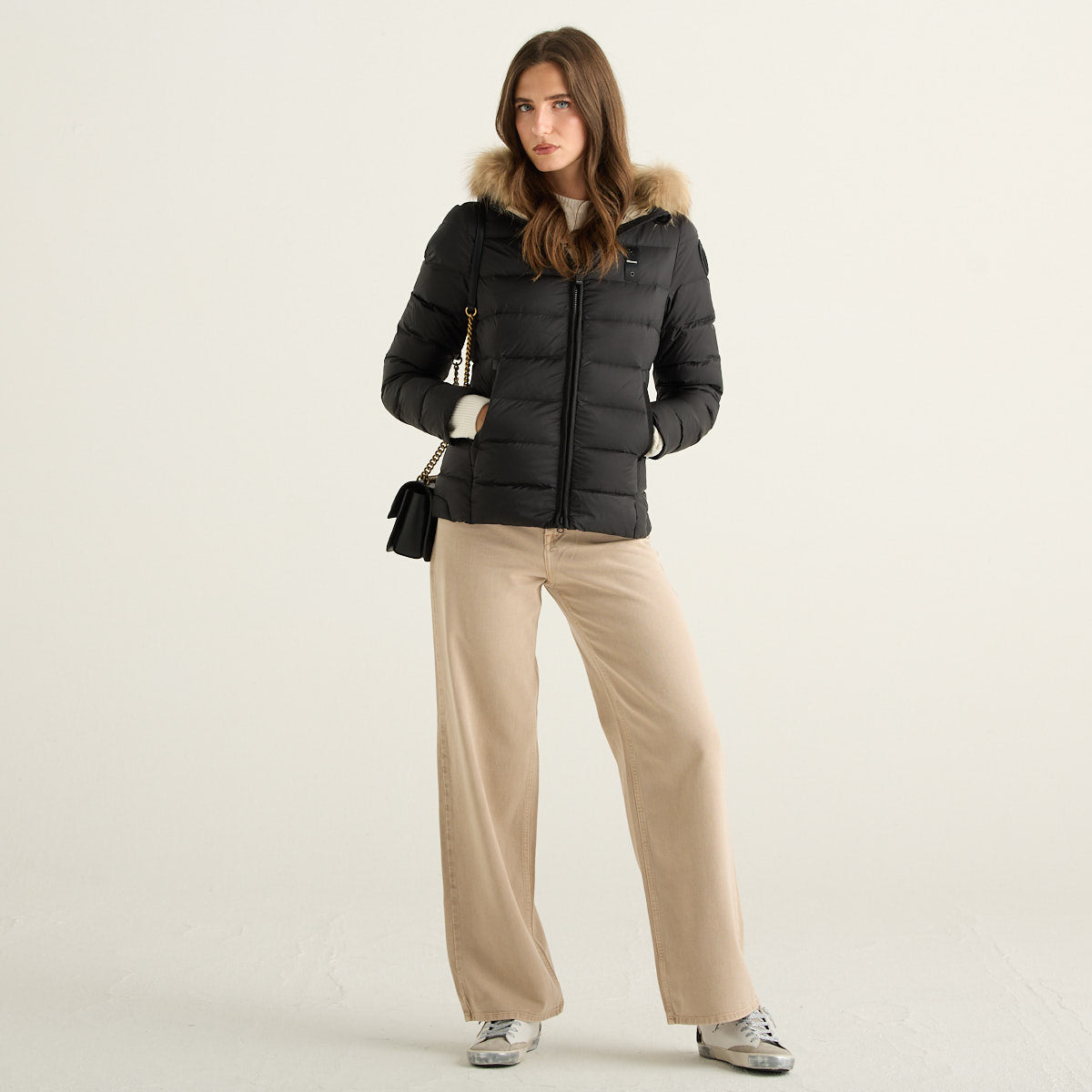 Blauer Piumino Corto Donna Nero con Cappuccio e Bordo in Pelliccia, Trapuntatura Orizzontale