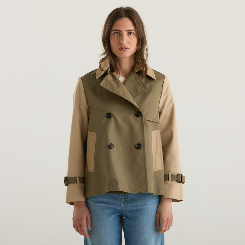Weekend MaxMara trench crop fango in tessuto antigoccia