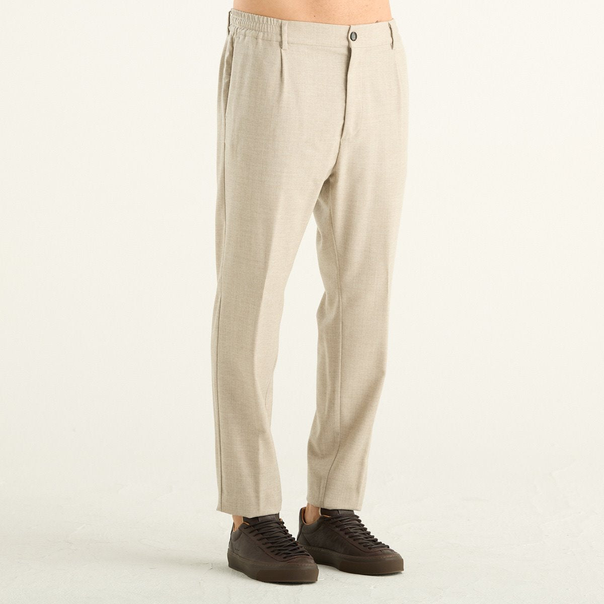 Pantalone uomo beige con pinces e vita elasticizzata