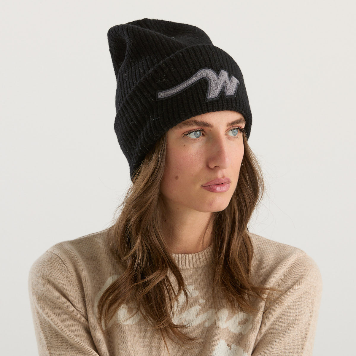 Maxmara berretto in tessuto nero con logo