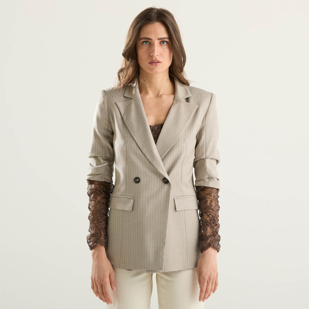 Haveone giacca gessata beige manica in pizzo