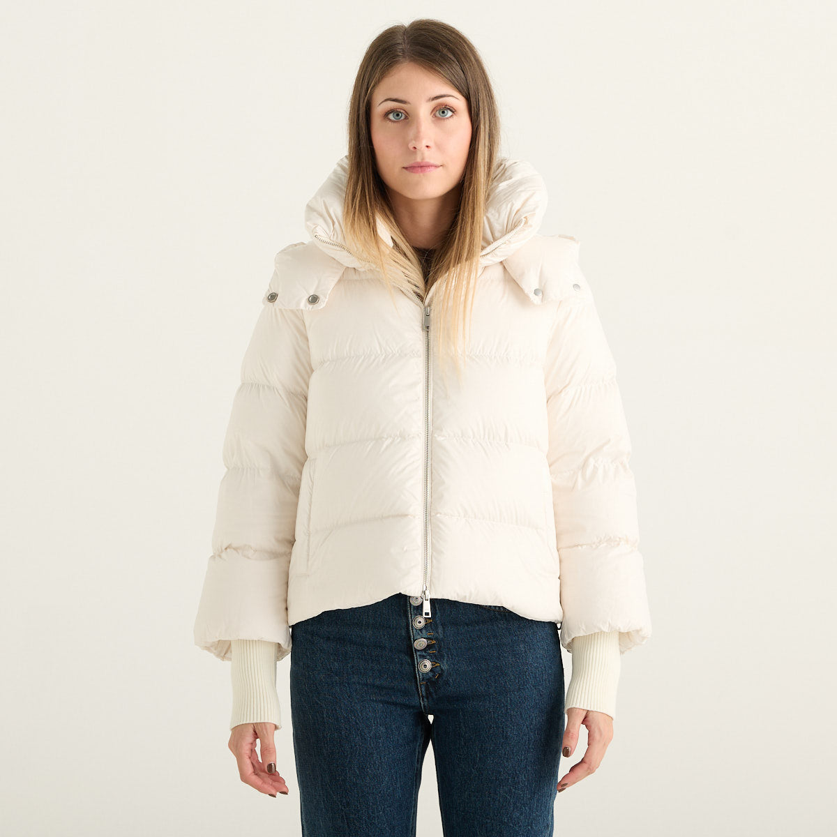 ADD Piumino Donna Bianco Panna Corto con Cappuccio, Zip Frontale e Polsini in Maglia