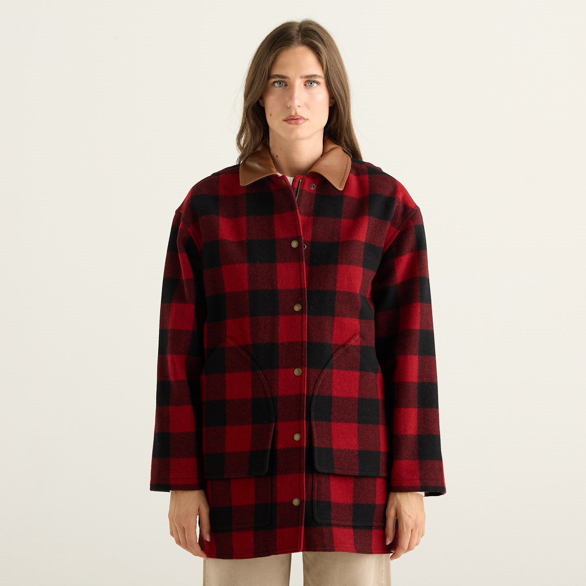 Woolrich Cappotto Barn Coat a Quadri Rosso e Nero in Lana con Colletto in Pelle