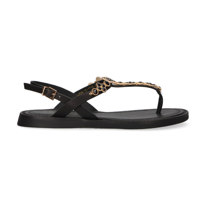 Emanuelle Vee con accessorio in pelle nera