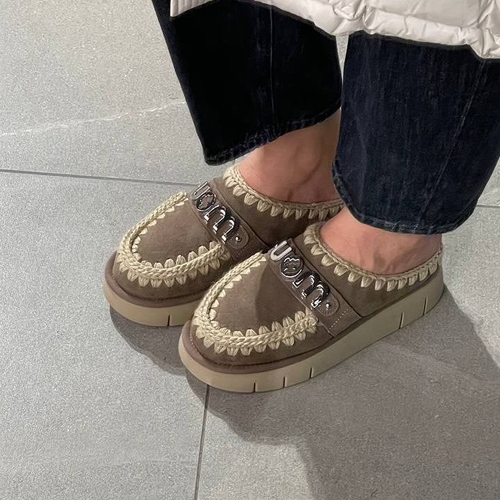 Mou ciabatta Clog metal logo camoscio tortora